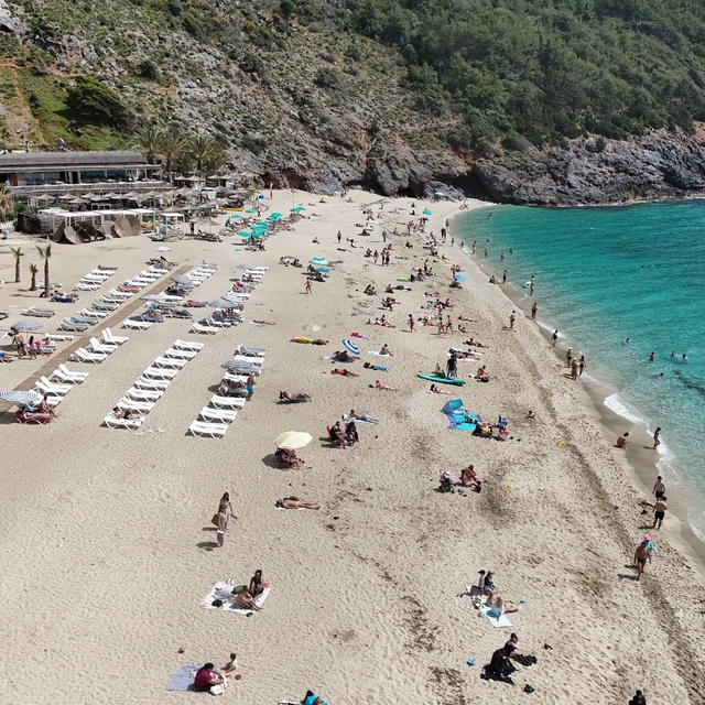 Hava sıcaklığının 24 dereceye yükseldiği Alanya'da sahiller doldu
Müslüm Ko...