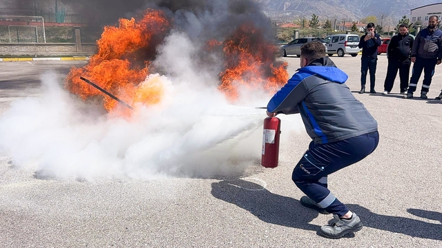 Erzincan'da itfaiyeden kurum personeline yangın eğitimi