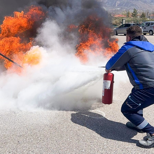 Erzincan'da itfaiyeden kurum personeline yangın eğitimi