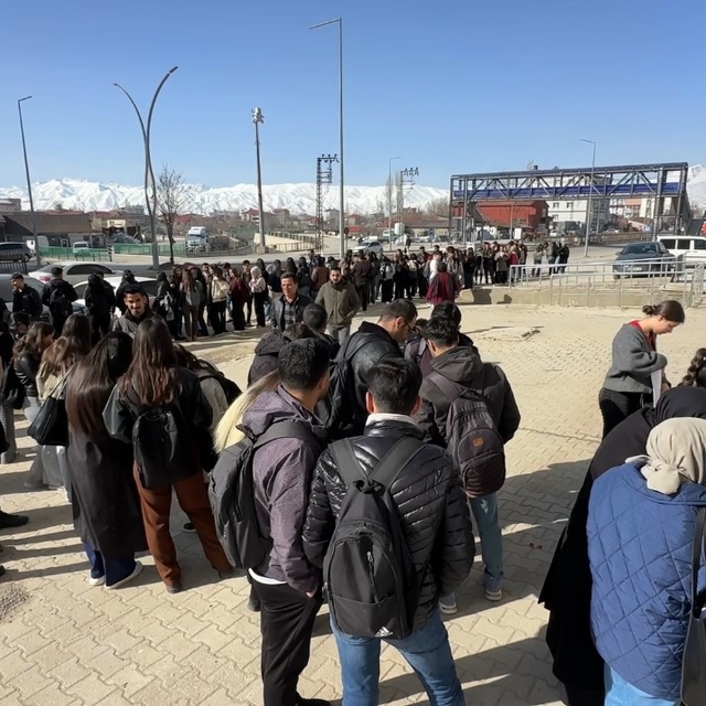 Yüksekova'da kütüphane önünde kuyruk