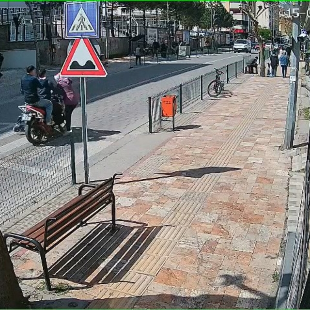 Anne ve bebeğine motosikletin çarptığı kaza kamerada