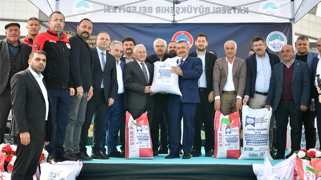 Çiftçiye 300 ton tohum dağıtıldı