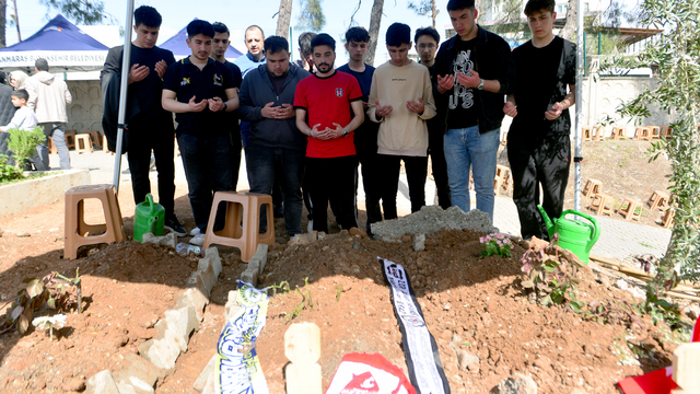 Kahramanmaraş'ta okuldaki saldırıda yaşamını yitiren öğrenciler toprağa verildi (4)