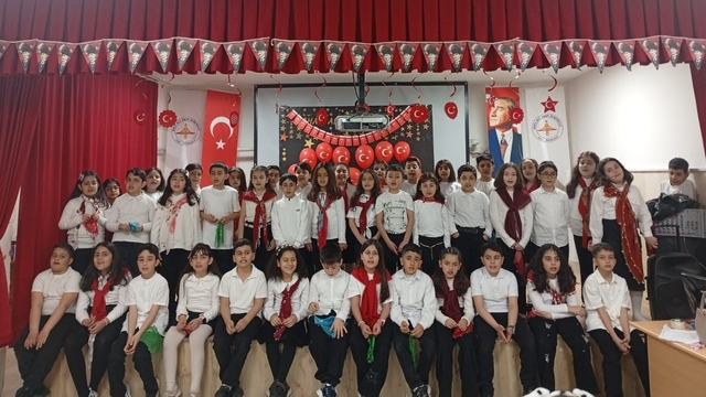 Vanlı miniklerden yürekleri ısıtan etkinlik: Konser gelirini Mehmetçik Vakfı'na bağışladılar