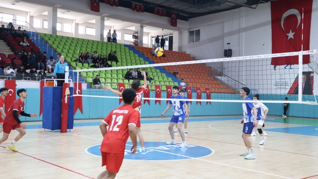 Elazığ'da genç erkekler voleybol grup birinciliği heyecanı başladı