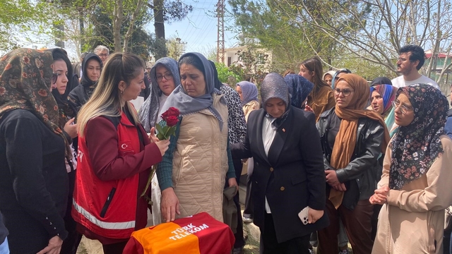 Silahlı saldırıda hayatını kaybeden Adnan'ın mezar taşına çok sevdiği Galatasaray'ın forması bırakıldı