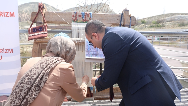 Kapadokya'da turistler halı dokuyup çanak yaptı