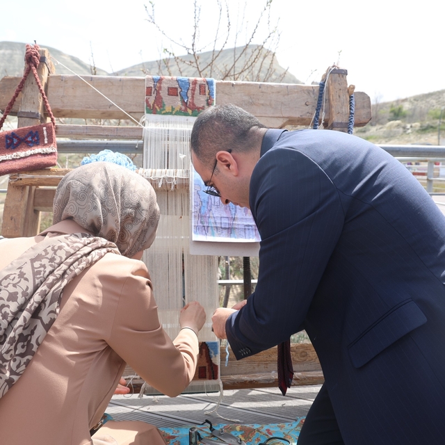Kapadokya'da turistler halı dokuyup çanak yaptı
