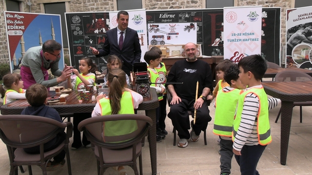 Edirne'de geçmişin izleri minik ellerle boyandı
Edirne'de geçmişle geleceği buluşturan etkinlik
Kültürel miras çocuk atölyesinde hayat buldu