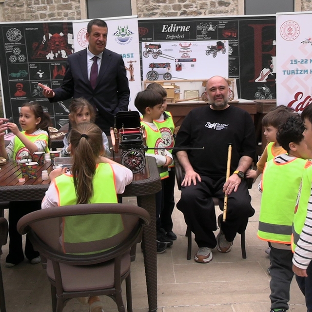 Edirne'de geçmişin izleri minik ellerle boyandı
Edirne'de geçmişle geleceği...