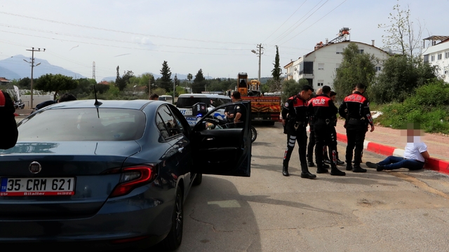 Polisin 'dur' ihtarına uymadı, 15 kilometrelik kovalamaca sonucu yakalandı
Ters kelepçe ile gözaltına alınan şüphelinin aracından ve yola attığı poşetten çok sayıda cep telefonu ile saat çıktı