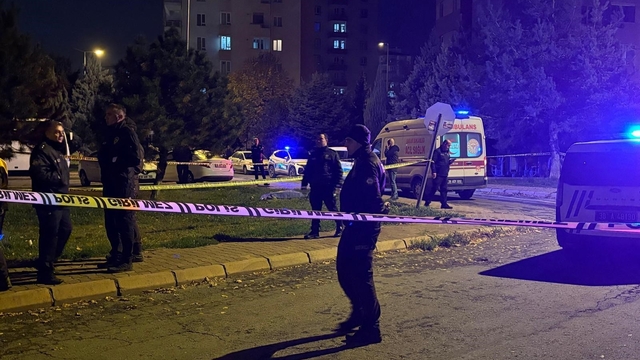 Sokak ortasında eşini öldüren sanık için ağırlaştırılmış müebbet talebi
Eşini 20'nin üzerinde bıçak darbesiyle öldüren sanık:
"Ben ahiretimi yaktım, vereceğiniz ceza ondan büyük değildir"