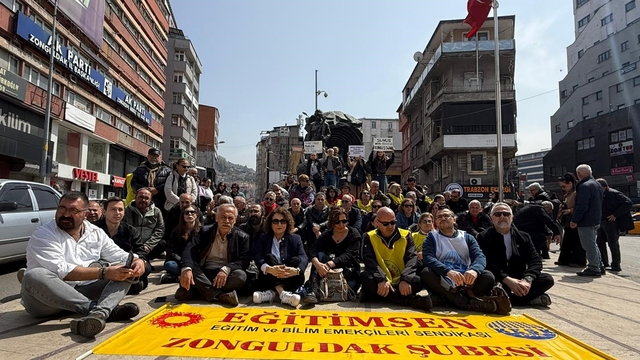 Zonguldak'ta sendikalardan oturma eylemi