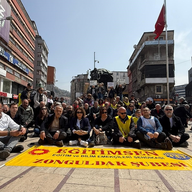 Zonguldak'ta sendikalardan oturma eylemi