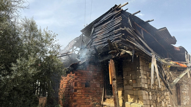 Burdur'da boş ahşap evde yangın