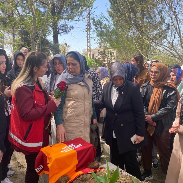 Silahlı saldırıda hayatını kaybeden Adnan'ın mezar taşına çok sevdiği Galat...