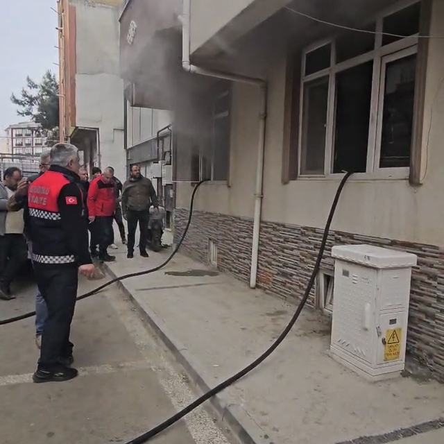 Gelibolu'da apartmanda çıkan yangın korkuttu
