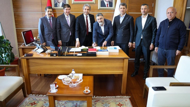 AK Parti'ye katılan Serik Belediye Başkanı Kumbul: "Hemşehrilerimize en iyi hizmeti sunmak amacıyla yeni bir yol yürümeye karar verdim"