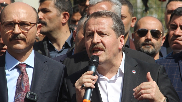 Eğitim-Bir-Sen Genel Başkanı Ali Yalçın'dan saldırının yaşandığı okulun önünde açıklama
"Kirli ellerin çocuklarımızı zombileştirerek onları birer tehdit haline getirmesine fırsat verilmemelidir"