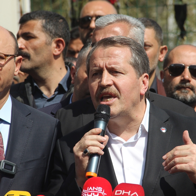 Eğitim-Bir-Sen Genel Başkanı Ali Yalçın'dan saldırının yaşandığı okulun önü...