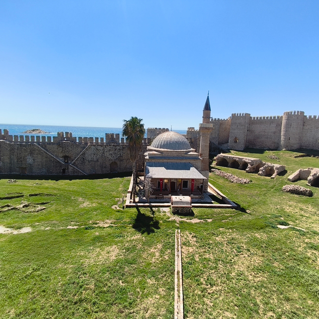 Anamur İlçe Müftüsü Mehmet Fidan, Mamure Kalesi'ndeki Kale Camisi'ni incele...