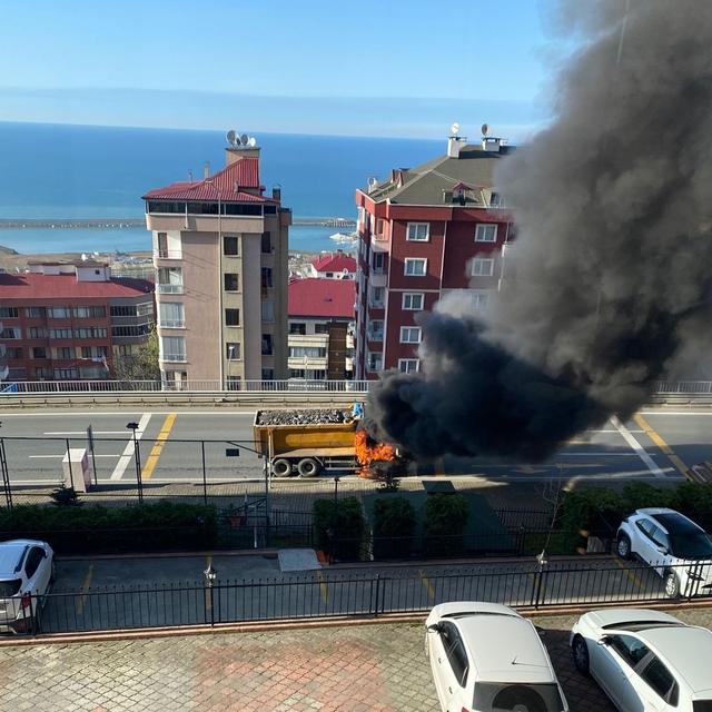 Trabzon'da taş kamyonu yangını korkuttu