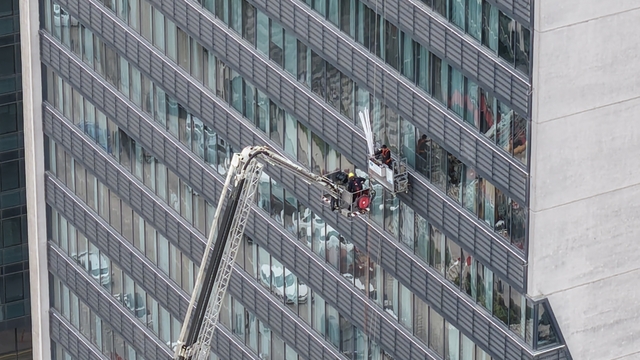 22 katlı hastanede can pazarı...
Dış cephede asansör yardımıyla camları silen iki çalışan, asansör sistemi arıza yapınca mahsur kaldı, itfaiye ekipleri 52 metrelik merdivenle 2 saat uğraşarak şahısları kurtardı
Kurtarma operasyonu sebebiyle AFAD, ambulans ve polis sevk edildi, cadde trafiğe kapatıldı
Kurtarma operasyonu dron ile görüntülendi