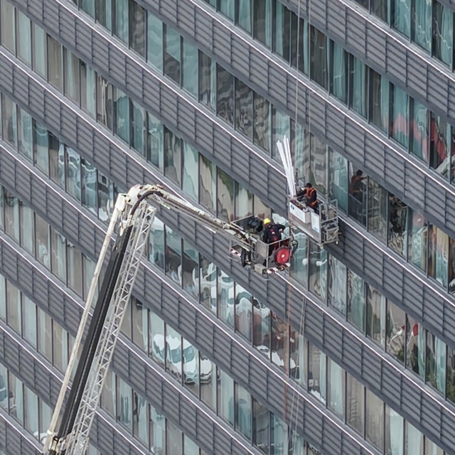 22 katlı hastanede can pazarı...
Dış cephede asansör yardımıyla camları sil...