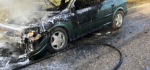 Ladik'te seyir halindeki otomobil yangın sonucu kullanılamaz hale geldi