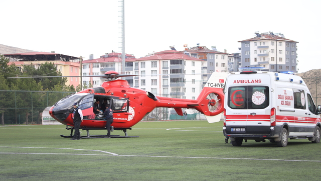 Malatya'da kalbi duran genç ambulans helikopterle hastaneye yetiştirildi
