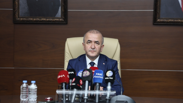 Vali Hatipoğlu: "Randevusu olmayan ebeveynler okul bahçesine sokulmayacak"
Elazığ Valisi Numan Hatipoğlu:
"Çocuklarımız okula gitmeme gibi bir durumla karşı karşıya kalmasın diye gerekli her türlü tedbiri alıyoruz"
"Ailelerimizin çocukların girmiş oldukları siteler ve oynadıkları oyunlar hususunda ailelerin en önemli mekanizmadır"
"Korku ve paniği yaymaya dönük olarak yapılan çalışmaların belli bir merkezden ülkemizi kaosa sokmaya çalışıldığını anlıyoruz"