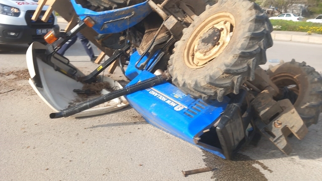 Çorum'da traktör ile ambulans çarpıştı: 1 yaralı