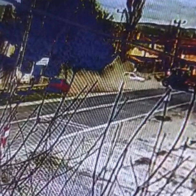 Traktörle otomobilin çarpıştığı kaza kamerada: 2 yaralı