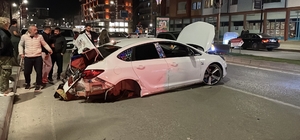 Sivas'ta üç kişinin yaralandığı kazada araç hurdaya döndü: O anlar kamerada