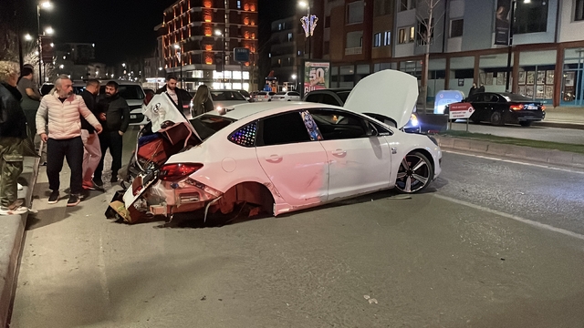 Sivas'ta üç kişinin yaralandığı kazada araç hurdaya döndü: O anlar kamerada