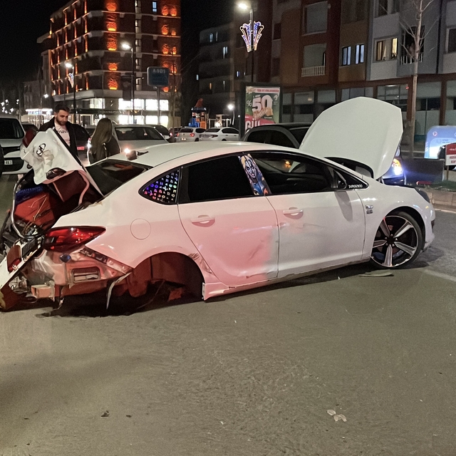Sivas'ta üç kişinin yaralandığı kazada araç hurdaya döndü: O anlar kamerada