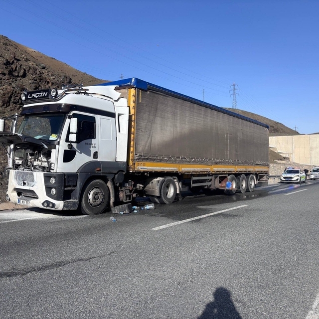 Erzincan'da seyir halindeki tırda çıkan yangın söndürüldü