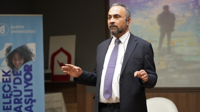 Rektör Akkaya lise öğrencilerine etkili dinleme yöntemlerini anlattı