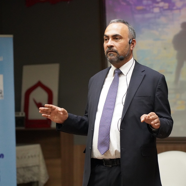 Rektör Akkaya lise öğrencilerine etkili dinleme yöntemlerini anlattı