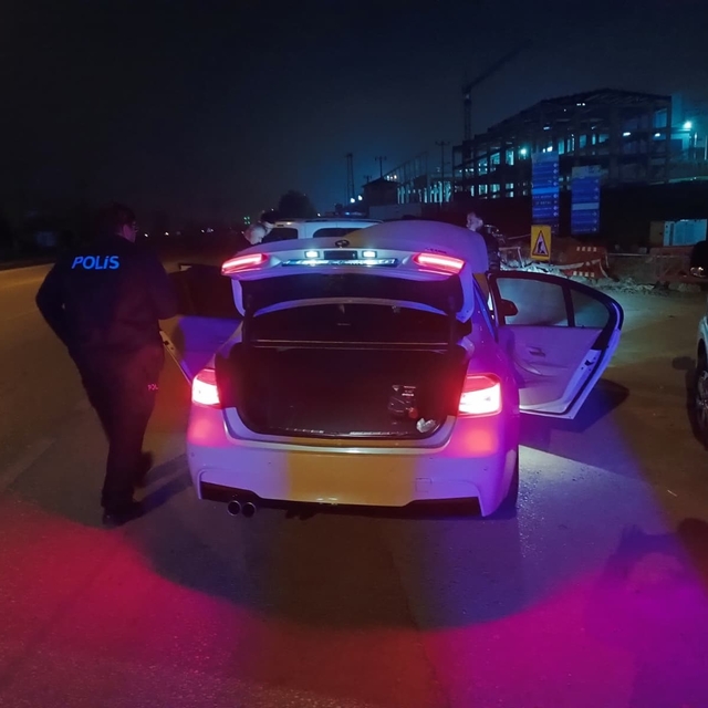 Bursa'da gece yarısı hesaplaşma, aracın önünü kesip ateş açtı
Bursa'da sila...