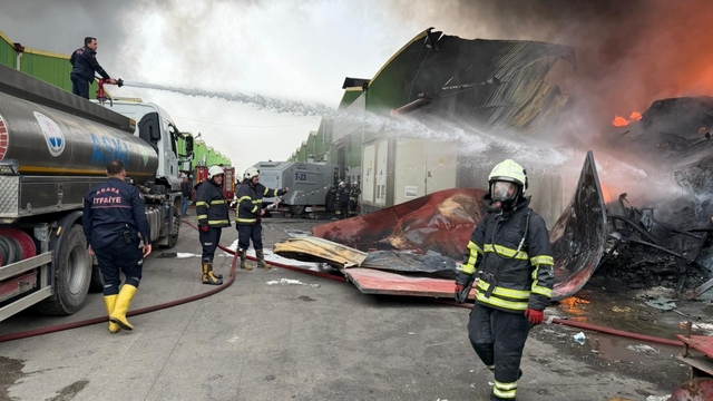 Geri dönüşüm fabrikasında çıkan yangına ekiplerin müdahalesi sürüyor