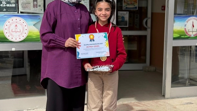 Altıntaş'ta minik öğrencinin çevre duyarlılığı
Okul bahçesinde yere saçılan çöpleri topladı, olumlu davranış belgesi, madalya ve kitap hediye edildi