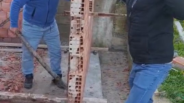 Karadeniz usulü ustalık: Duvarı yıkmadan yerini değiştirdiler
