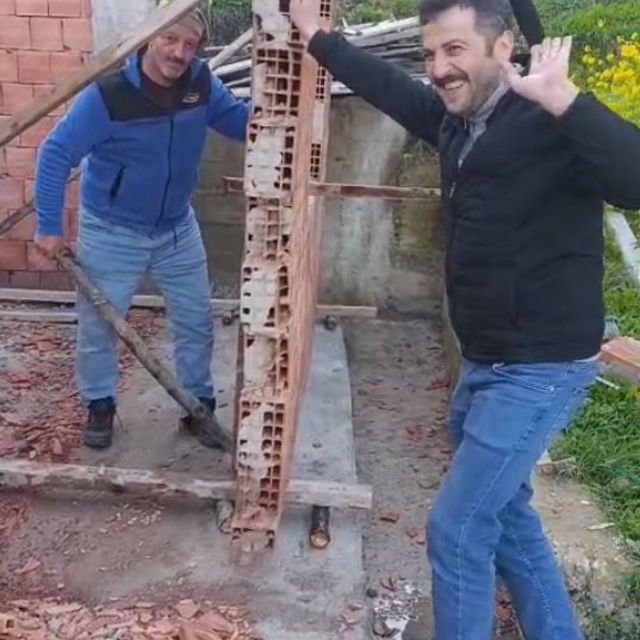 Karadeniz usulü ustalık: Duvarı yıkmadan yerini değiştirdiler