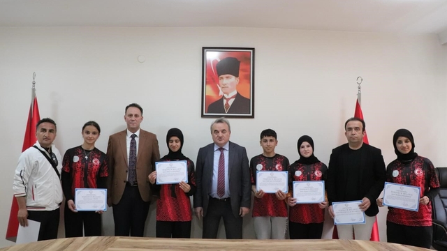 Bilecik'te sporculara başarı belgesi verildi