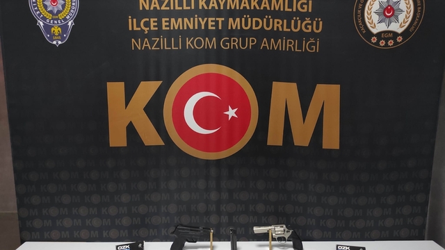 İşyerinde ruhsatsız silahlarla yakalandı