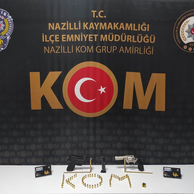 İşyerinde ruhsatsız silahlarla yakalandı