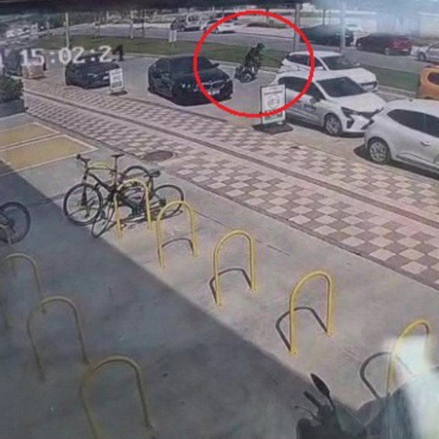 Önünde yavaşlayan araçlara çarpmamak için kaza yaptı