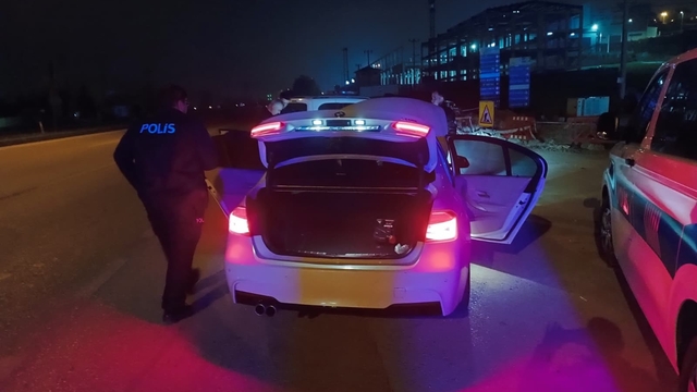 Bursa'da gece yarısı hesaplaşma, aracın önünü kesip ateş açtı
Bursa'da silahlı hesaplaşma, 1 yaralı