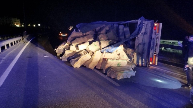 Bilecik'te devrilen tırın sürücüsü yaralandı